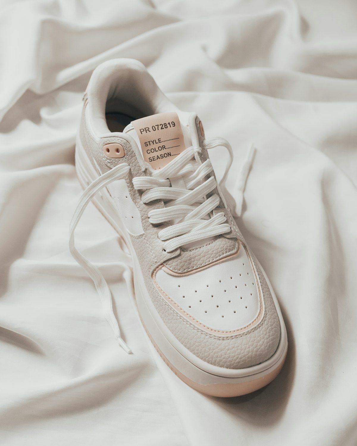 Sneaker putih hasil deep clean di meja kerja